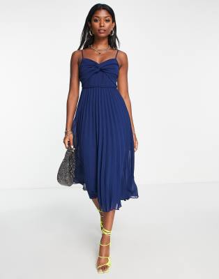 ASOS DESIGN - Plissiertes Midi-Trägerkleid in Marineblau mit Gürtel und verdrehter Vorderseite