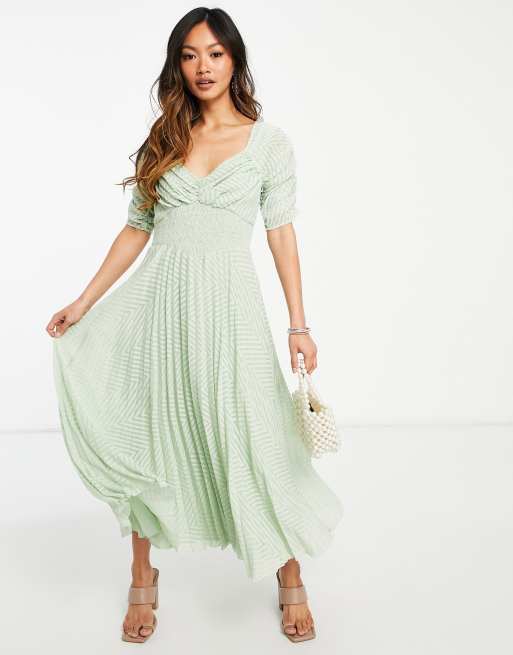 ASOS DESIGN – Plissiertes Midikleid aus Netzstoff mit Punkte- und Sparrenmuster, geraffter Front und gesmokter Taille in Salbeigrün