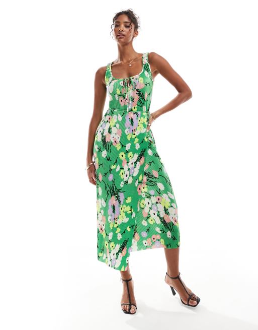 ASOS DESIGN – Plissiertes Midikleid in Grün mit Blumen-Print, Wickeldesign vorn und Bindedetails, 3 von 4