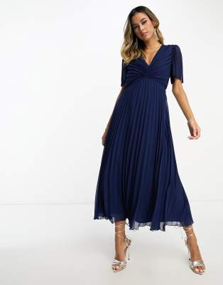 ASOS DESIGN - Plissiertes Midikleid in Marineblau mit Flatterärmeln