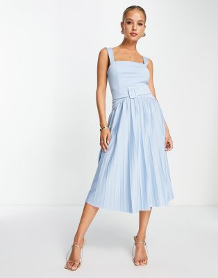 ASOS DESIGN – Plissiertes Midikleid in Puderblau mit eckigem Ausschnitt, tief angesetzter Taille und Gürtel