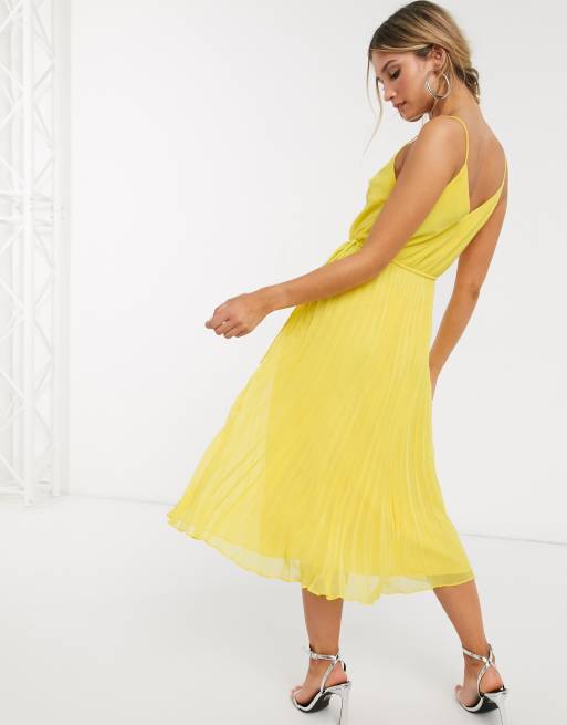 ASOS DESIGN – Plissiertes Midikleid mit Spaghettiträgern und Kordelzug an der Taille, in Gelb, 2 von 4