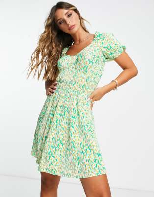 ASOS DESIGN - Plissiertes Mini-Freizeitkleid mit grünem Blümchenmuster, kurzen Ärmeln und Taillenverzierung-Bunt