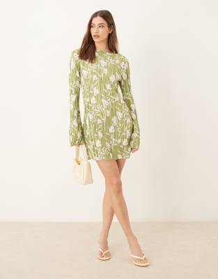ASOS DESIGN - Plissiertes Minikleid in Grün mit weißem Print und langen Engelsärmeln-Bunt