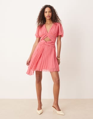 ASOS DESIGN - Plissiertes Minikleid in Korallrosa mit V-Ausschnitt und zwei verdrehten Details vorne