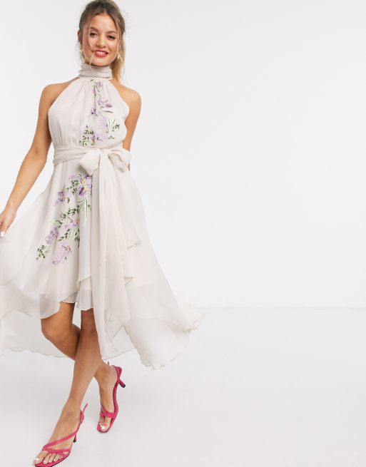 Asos Design Plissiertes Neckholder Kleid Mit Weichem Lagenrock Und Stickerei 