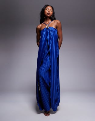 ASOS DESIGN - Plissiertes Neckholder-Maxikleid in Blau mit goldfarbenem Besatz