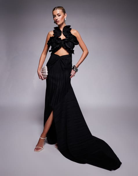 ASOS DESIGN – Plissiertes Premium-Maxikleid in Schwarz mit gerüschter Brustpartie und Schleppe - view 1