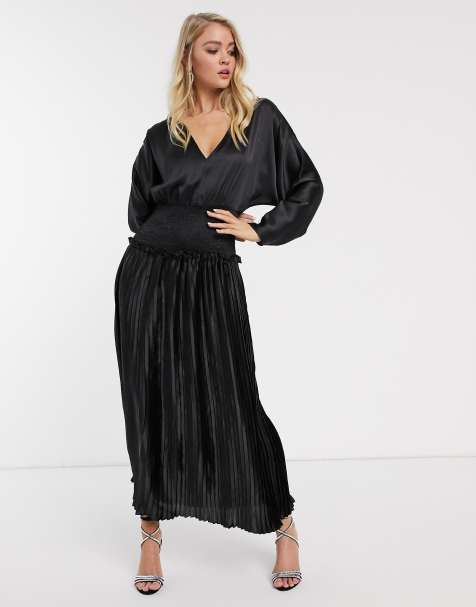ASOS DESIGN – Plissiertes Satin-Maxikleid mit geraffter Taille, in Schwarz