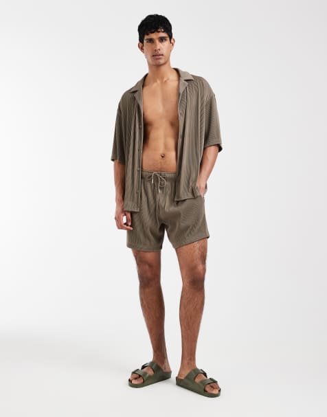 ASOS DESIGN – Plissiertes Set in Braun, bestehend aus Hemd und Shorts - view 1