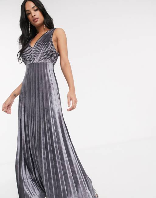 ASOS DESIGN – Plissiertes Skater-Maxikleid aus Samt mit Trägern und Riemchendesign hinten