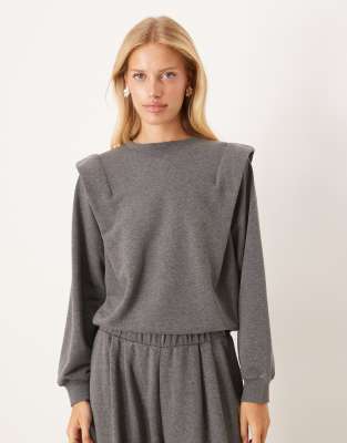 ASOS DESIGN - Plissiertes Sweatshirt in Dunkelgrau mit auffälliger Schulterpartie