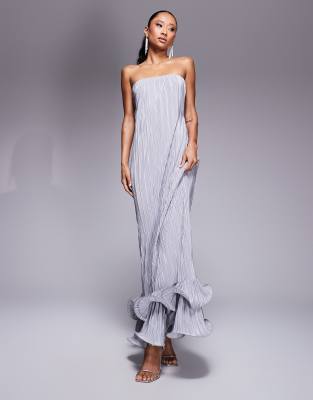 ASOS DESIGN - Plissiertes, trägerloses Maxikleid in Silber mit theatralischem, welligem Saum