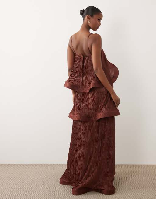 ASOS DESIGN – Plissiertes, trapezförmiges, gestuftes Maxikleid in Schokobraun mit Zickzack-Muster, 4 von 4
