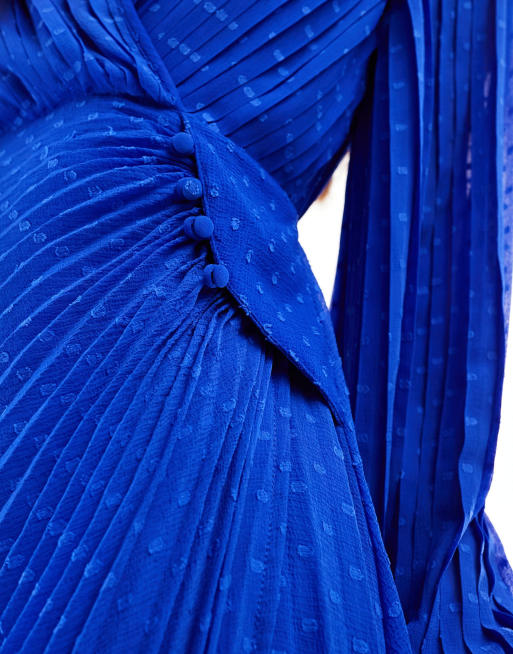 ASOS DESIGN – Plissiertes Wickel-Maxikleid aus Dobby-Chiffon in Kobaltblau mit Knopfdetails, 2 von 4