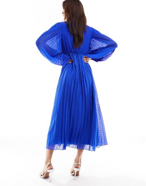 ASOS DESIGN – Plissiertes Wickel-Maxikleid aus Dobby-Chiffon in Kobaltblau mit Knopfdetails, 3 von 4