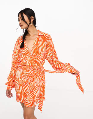 ASOS DESIGN - Plissiertes Wickel-Minikleid mit orangefarbenem Zebramuster und Kragen-Bunt