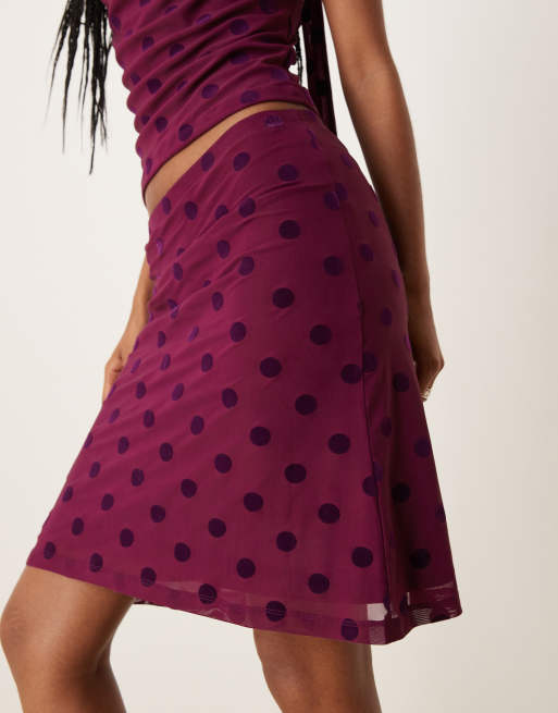 ASOS DESIGN – Plommonfärgad, prickig, flockad kjol i mesh, del av set, 4 av 5