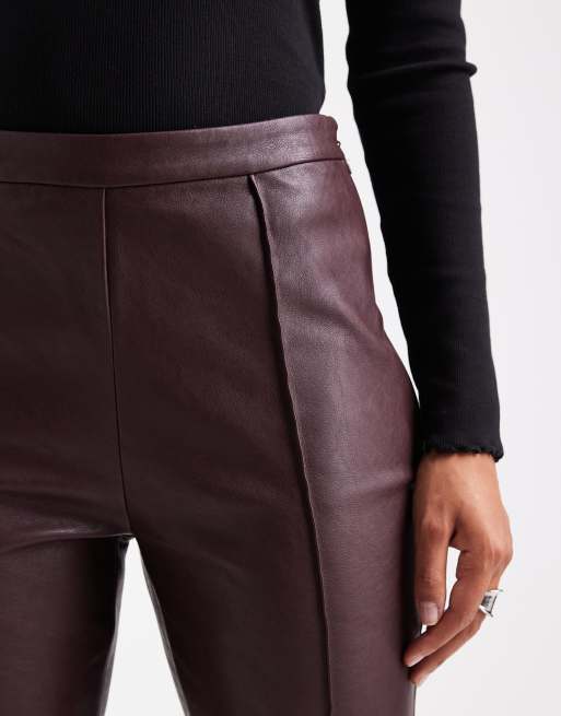ASOS DESIGN – Plommonlila, utsvängda byxor i läderimitation, 3 av 5