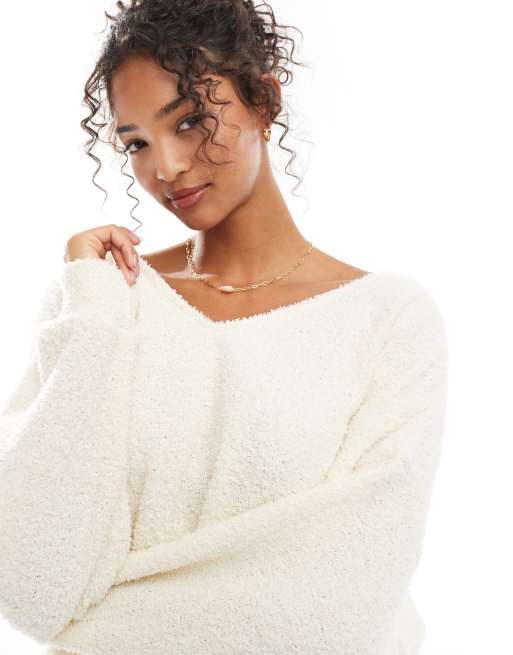 ASOS DESIGN - Pluizige bouclé trui met V-hals in crème, 4 van 4