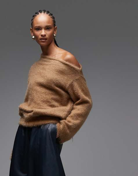 ASOS DESIGN - Pluizige gebreide trui met blote schouder en ingenomen taille in mokka - view 1