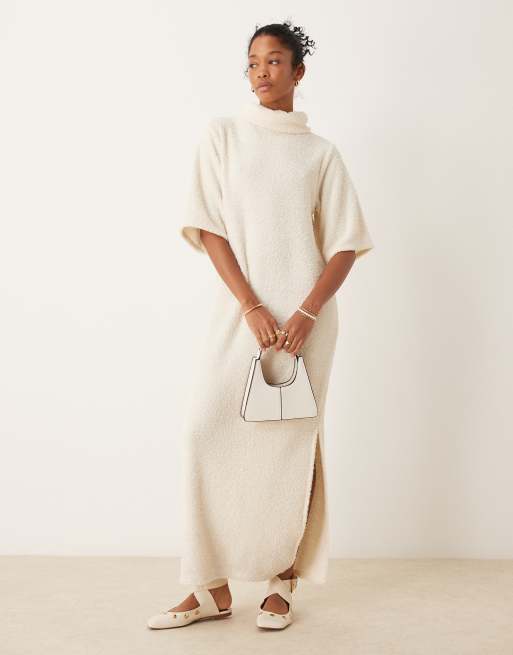 ASOS DESIGN - Pluizige rechte midi T-shirtjurk met col in ivoorwit