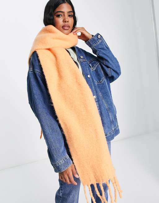 ASOS DESIGN - Pluizige sjaal met kwastjes in koraalkleur 