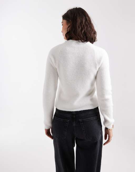ASOS DESIGN - Pluizige trui met raglanmouwen en nette pasvorm in crème, 4 van 4