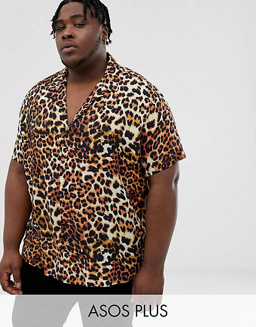 ASOS DESIGN Plus – Lässiges Hemd mit Leopardenmuster und tief angesetztem Reverskragen