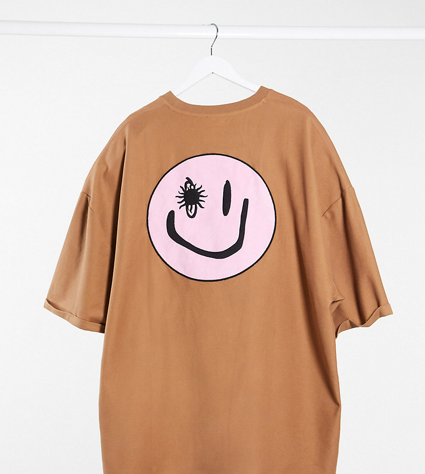 ASOS DESIGN - Plus - Oversized T-shirt van zware badstof met geborduurde smiley in bruin-Beige