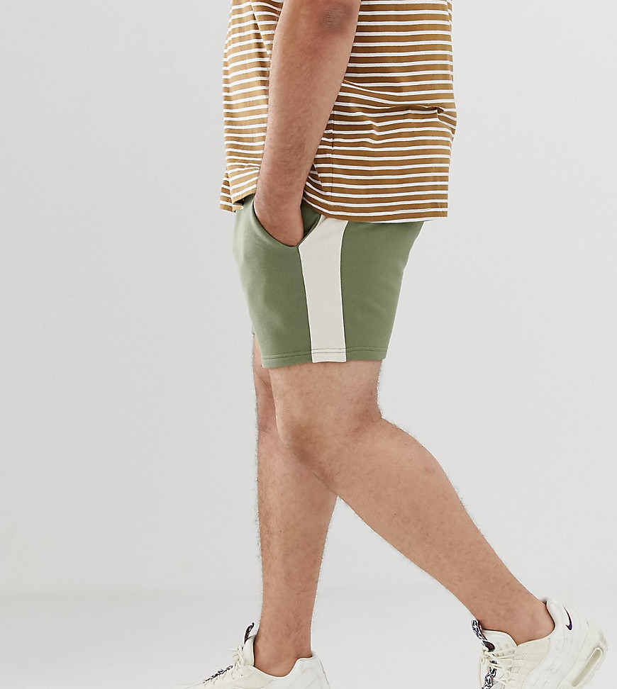 ASOS DESIGN Plus - Pantaloncini corti skinny in jersey kaki con riga laterale-Verde