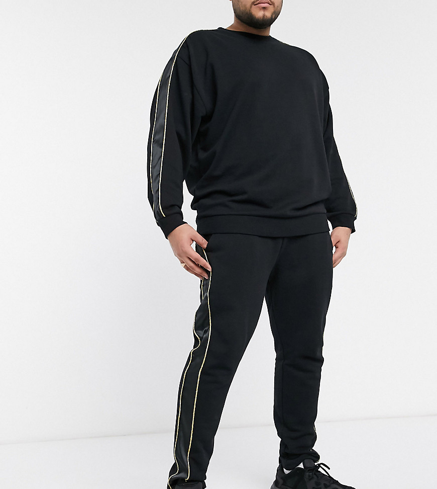 ASOS DESIGN Plus - Skinny joggingbroek met satijnen en gouden biezen en zijstreep in zwart, combi-set