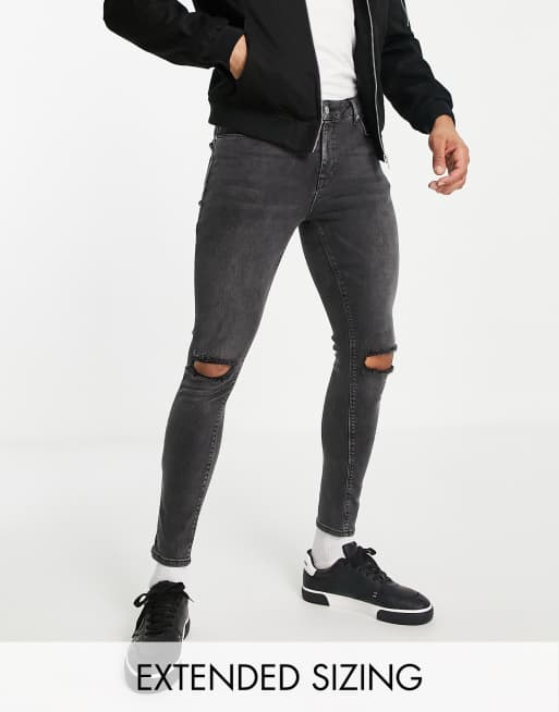 ASOS DESIGN Plus - Spray-on jeans med kraftig stretch i sort vask med flænger på knæ