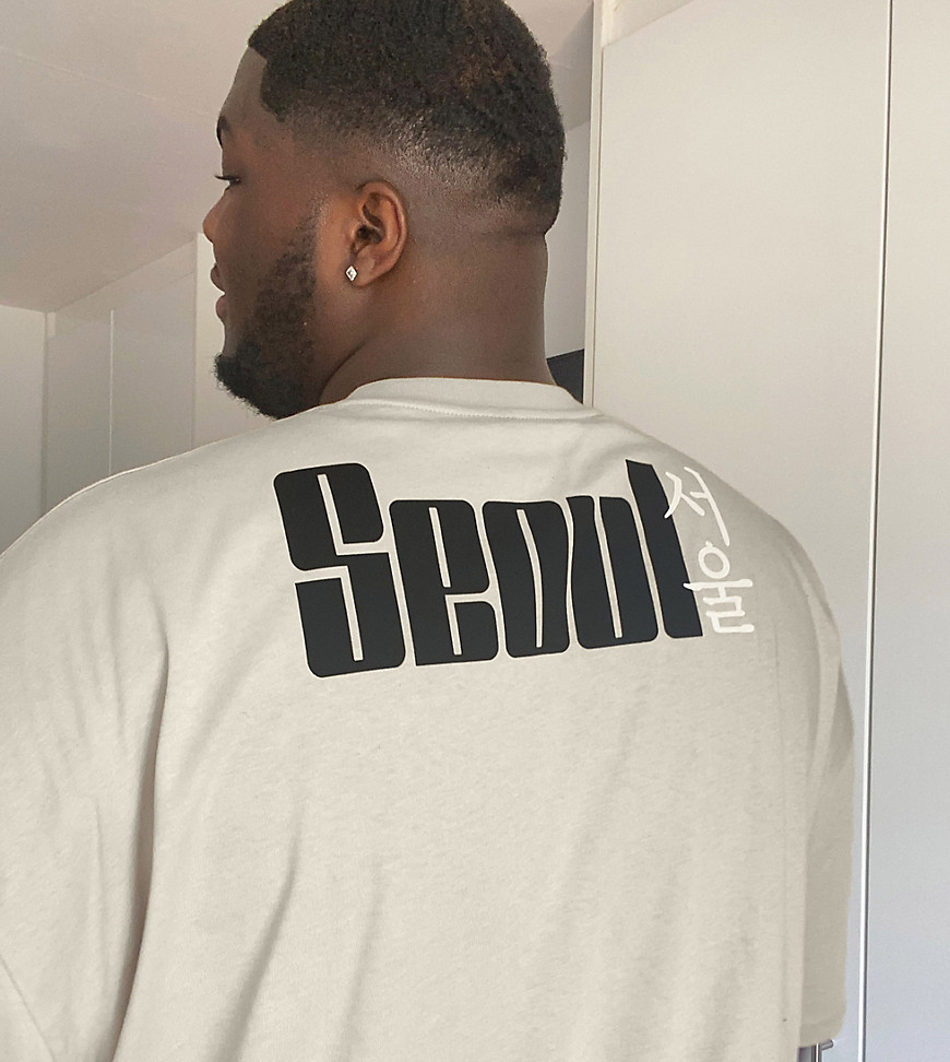 ASOS DESIGN – Plusstorlek – Beige t-shirt i oversize-modell med stort texttryck på ryggen
