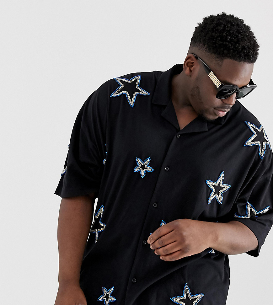 ASOS DESIGN – Plusstorlek – Skjorta av jersey i oversize med heltäckande stjärnutsmyckningar-Svart