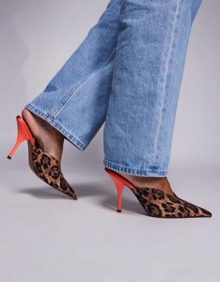 ASOS DESIGN - Pluto - Mules mit Leopardenmuster und hohem Absatz-Bunt
