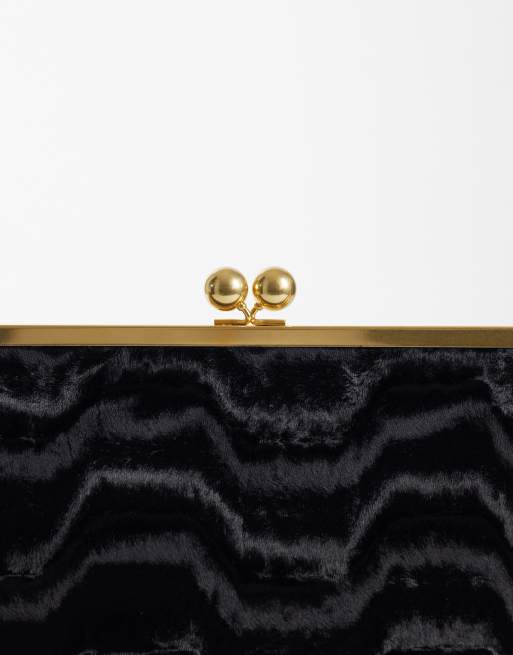 ASOS DESIGN pochette grande con montatura effetto astrakan nera, 2 di 4