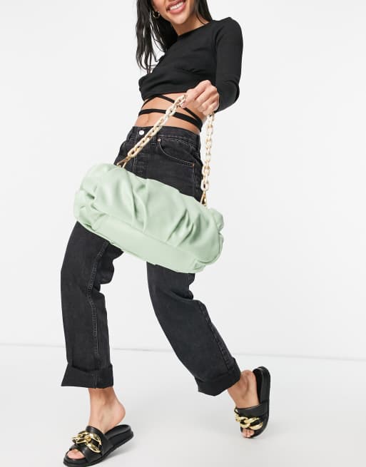 ASOS DESIGN - Pochette oversize arricciata verde salvia con catenina rimovibile, 2 di 4