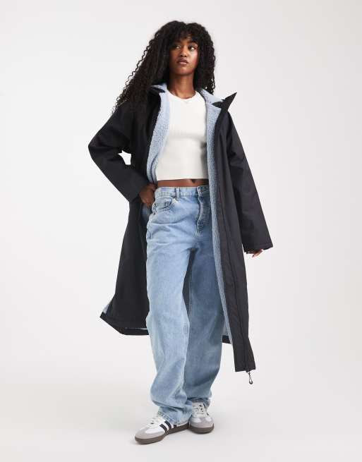ASOS DESIGN – Podszyty polarem czarno-niebieski płaszcz przeciwdeszczowy o wydłużonym fasonie