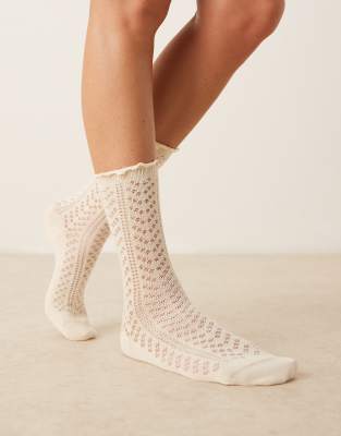 ASOS DESIGN - Pointelle-Knöchelsocken in Ecru mit Rüschenkante-Weiß