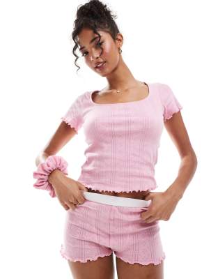 ASOS DESIGN - Pointelle-Pyjama in Rosa mit kurzärmligem Oberteil und Shorts sowie Scrunchie-Haargummi