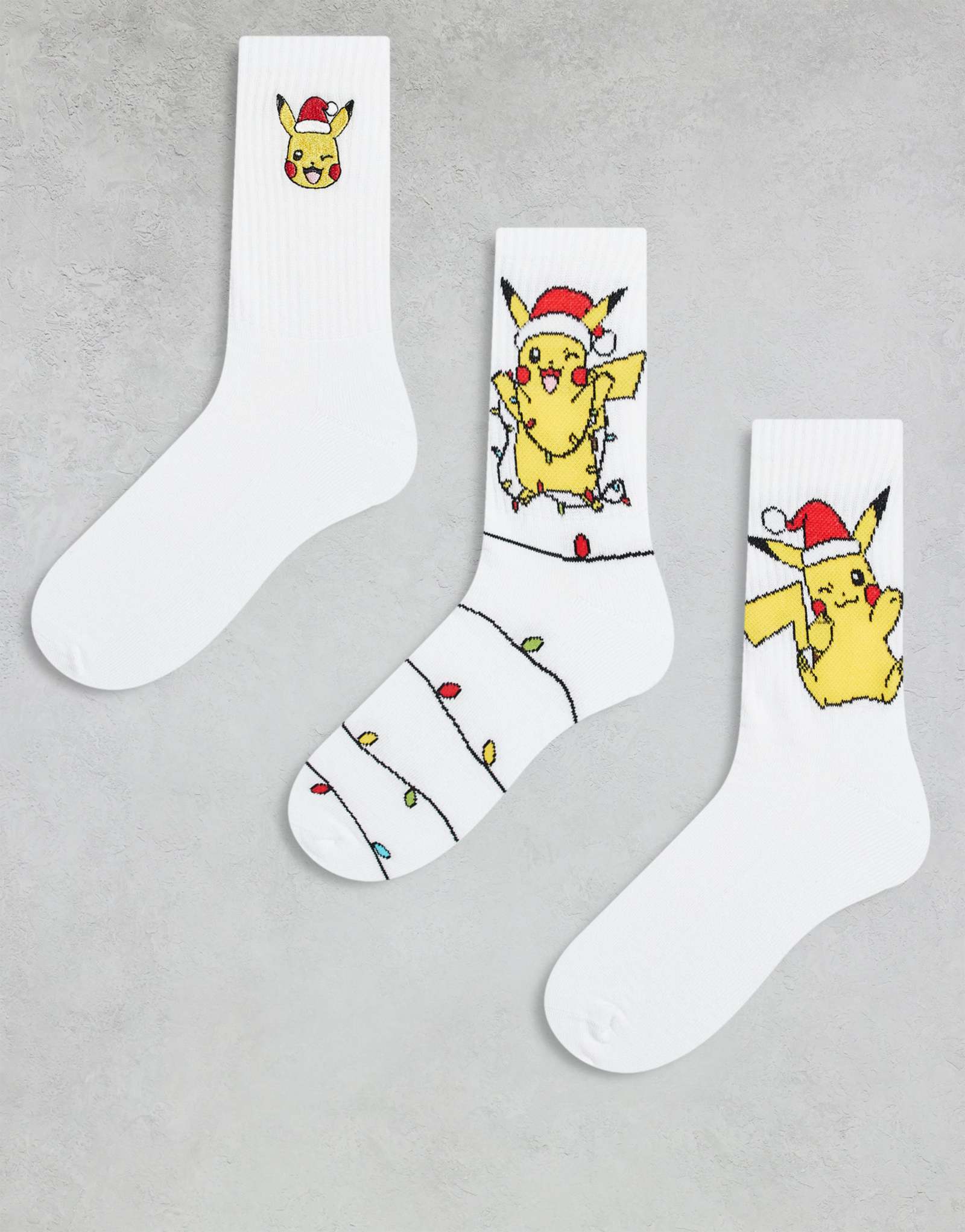Носки ASOS DESIGN Pokémon из 3-х упаковок с рождественским рисунком белого цвета