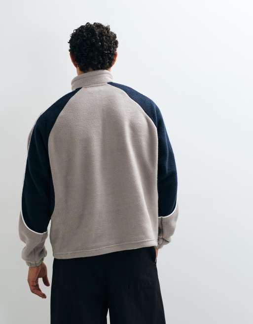 ASOS DESIGN polaire à col cheminée décontracté avec empiècements coupés-cousus et imprimé brodé gris, 4 de 5