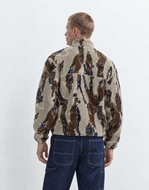 ASOS DESIGN polaire borg zippée coupe relaxed à imprimé camouflage marron, 8 de 11