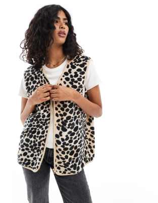 polar fleece vest in leopard-White