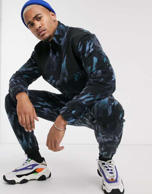 ASOS DESIGN – Komplet z polarem z kamuflażowym nadrukiem i nylonowymi wstawkami, 3 z 3