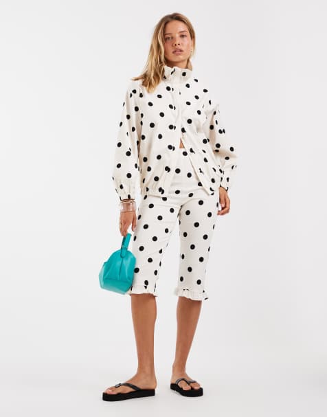 ASOS DESIGN - Polkaprikket sæt med træningsskjorte med ståkrave og flæser - view 1
