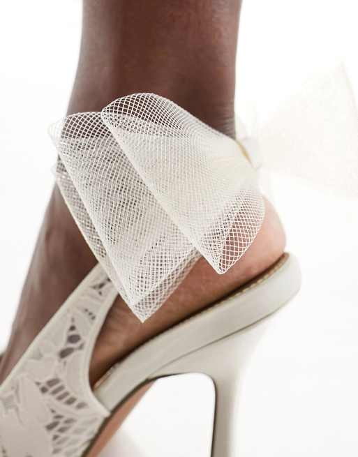 ASOS DESIGN – Pollen – Elfenbensvita, högklackade skor med hälrem, rosett och spets, 2 av 4