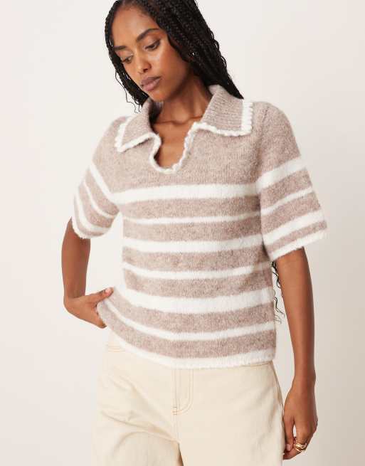 ASOS DESIGN - Polo a maniche corte in maglia a righe color crema con volant