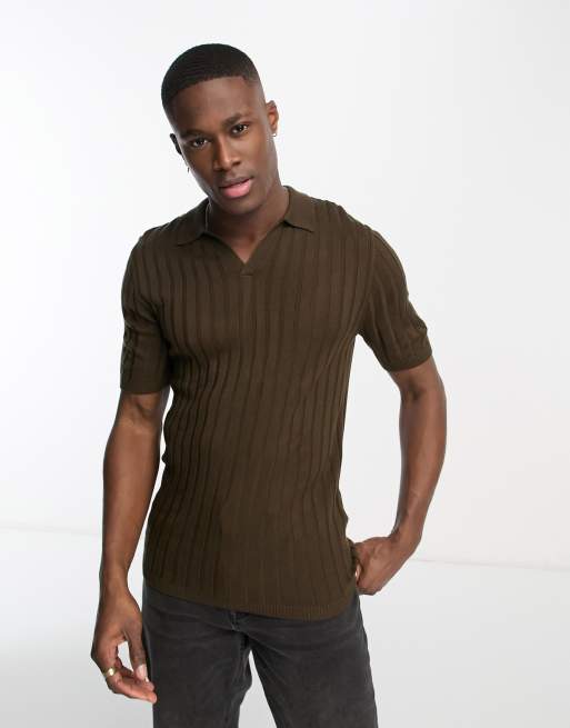 ASOS DESIGN - Polo attillata in maglia marrone leggera a coste con scollo con intaglio